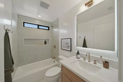 Bath - 1404 Avenida De Las Adelsas, Encinitas, CA 92024 photo 3 of 4