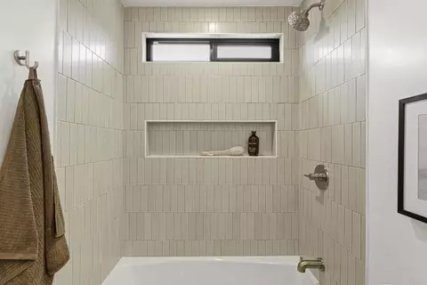 Bath - 1404 Avenida De Las Adelsas, Encinitas, CA 92024 photo 1 of 4