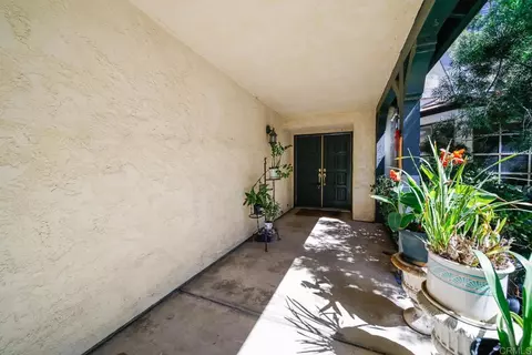 412 Taylor St, Vista, CA 92084 photo 2
