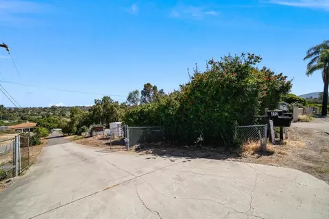 412 Taylor St, Vista, CA 92084 photo 3