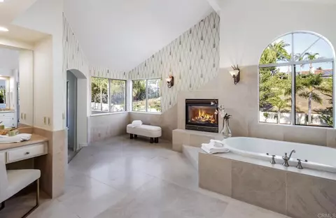 Bath - 2471 Calle San Clemente, Encinitas, CA 92024 photo 3 of 5