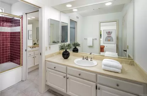 Bath - 2471 Calle San Clemente, Encinitas, CA 92024 photo 4 of 5