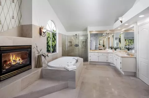 Bath - 2471 Calle San Clemente, Encinitas, CA 92024 photo 2 of 5