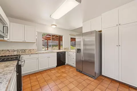 Kitchen - 601 Cerro St, Encinitas, CA 92024 photo 3 of 5