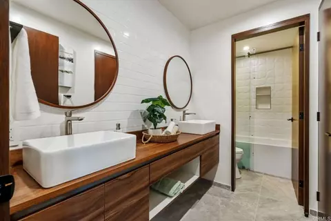 Bath - 5610 Bellevue Ave, La Jolla, CA 92037 photo 2 of 4