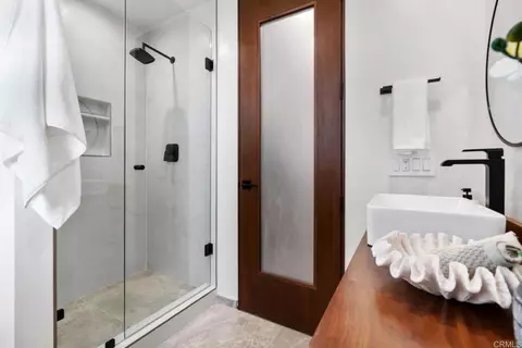 Bath - 5610 Bellevue Ave, La Jolla, CA 92037 photo 3 of 4