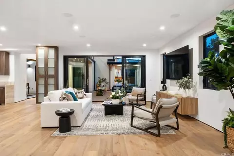 Living - 5610 Bellevue Ave, La Jolla, CA 92037 photo 2 of 3