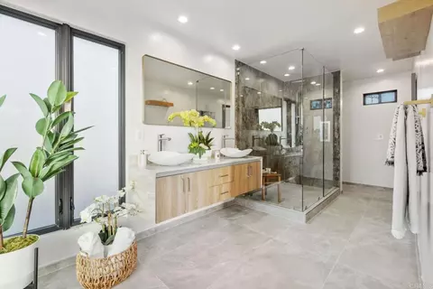 Bath - 5610 Bellevue Ave, La Jolla, CA 92037 photo 1 of 4