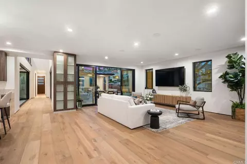 Living - 5610 Bellevue Ave, La Jolla, CA 92037 photo 1 of 3