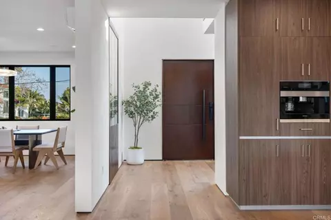 Entry Way - 5610 Bellevue Ave, La Jolla, CA 92037 photo 2 of 3