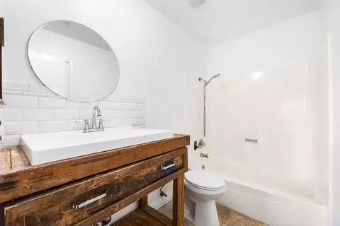 Bath - 996 Marlin Dr, Vista, CA 92084 photo 1 of 2