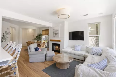 Living - 572 Beach St, Encinitas, CA 92024 photo 2 of 2