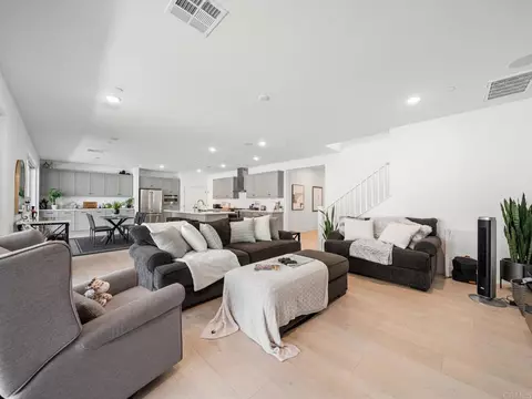 Living - 35335 Ponderosa Pl, Fallbrook, CA 92028 photo 3 of 5