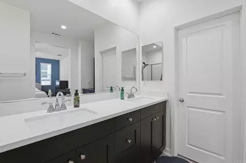 Bath - 4136 Palomar Way, Oceanside, CA 92057 photo 2 of 4