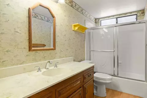 Bath - 1060 Evergreen Ln, Vista, CA 92084 photo 4 of 4