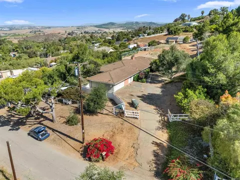 View/Area - 1060 Evergreen Ln, Vista, CA 92084 photo 1 of 3