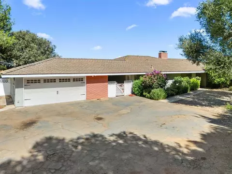Exterior - 1060 Evergreen Ln, Vista, CA 92084 photo 2 of 7