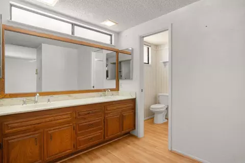 Bath - 1060 Evergreen Ln, Vista, CA 92084 photo 2 of 4