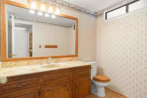 Bath - 1060 Evergreen Ln, Vista, CA 92084 photo 1 of 4
