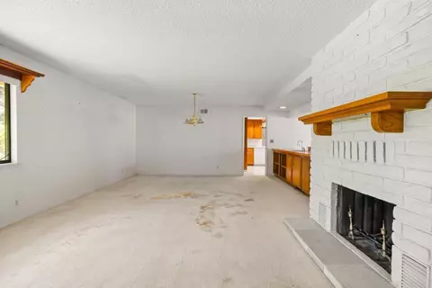 Living - 1060 Evergreen Ln, Vista, CA 92084 photo 3 of 10