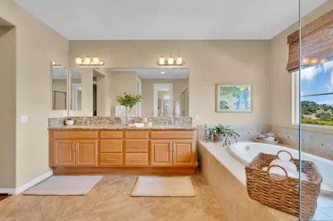 Bath - 2855 Windstone Gln, Escondido, CA 92027 photo 2 of 4