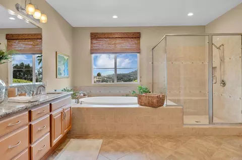 Bath - 2855 Windstone Gln, Escondido, CA 92027 photo 3 of 4