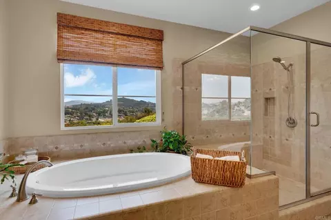 Bath - 2855 Windstone Gln, Escondido, CA 92027 photo 1 of 4