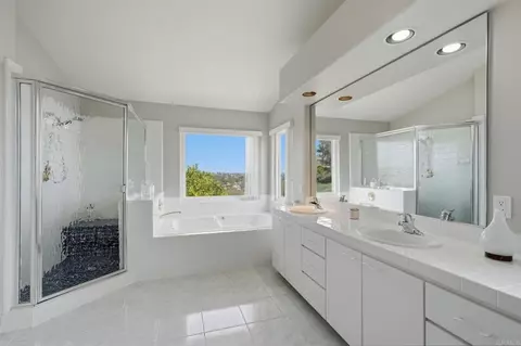 Bath - 3720 Southridge Way, Oceanside, CA 92056 photo 1 of 4