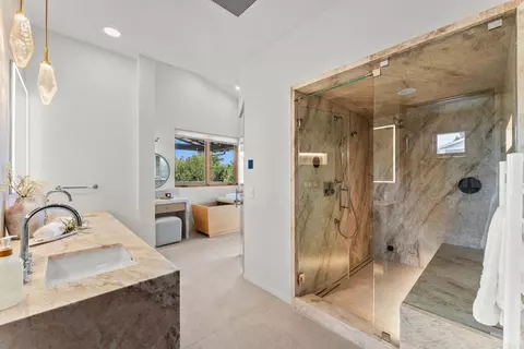 Bath - 1866 Sheridan Rd, Encinitas, CA 92024 photo 7 of 9