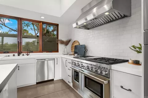 Kitchen - 1866 Sheridan Rd, Encinitas, CA 92024 photo 4 of 6
