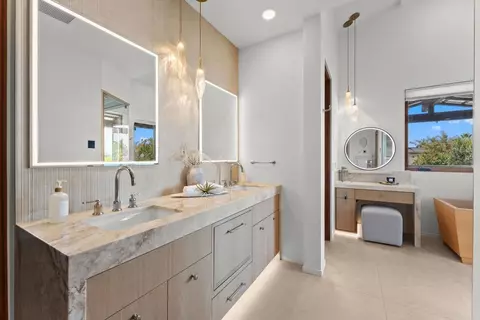 Bath - 1866 Sheridan Rd, Encinitas, CA 92024 photo 8 of 9