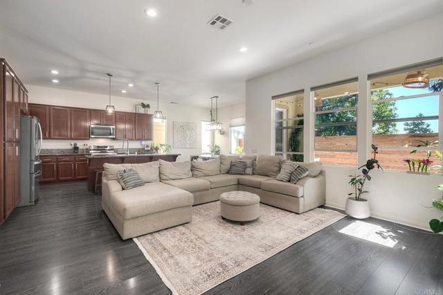 698 Topaz Ct, Vista, CA 92083