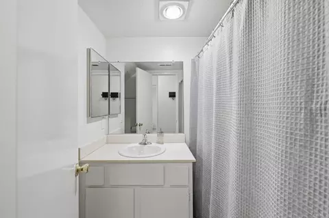 Bath - 2633 Regent Rd, Carlsbad, CA 92010 photo 2 of 2