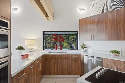 Kitchen - 6105 Avenida Chamnez, La Jolla, CA 92037 photo 2 of 7