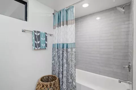 Bath - 6105 Avenida Chamnez, La Jolla, CA 92037 photo 4 of 8