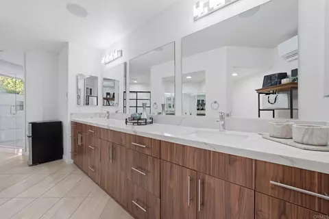 Bath - 6105 Avenida Chamnez, La Jolla, CA 92037 photo 7 of 8