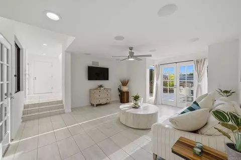 Living - 6105 Avenida Chamnez, La Jolla, CA 92037 photo 4 of 5
