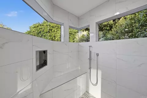 Bath - 6105 Avenida Chamnez, La Jolla, CA 92037 photo 5 of 8