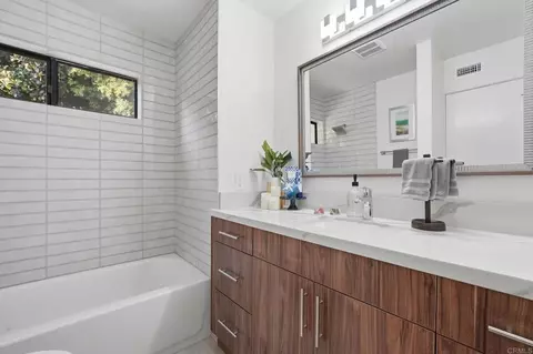 Bath - 6105 Avenida Chamnez, La Jolla, CA 92037 photo 1 of 8