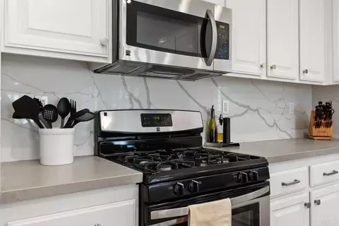 Kitchen - 7373 Seafarer Pl, Carlsbad, CA 92011 photo 5 of 6