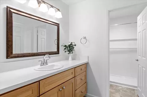 Bath - 3173 Willow Tree Ln, Escondido, CA 92027 photo 2 of 3
