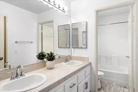 Bath - 3173 Willow Tree Ln, Escondido, CA 92027 photo 1 of 3