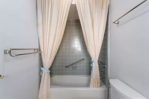 Bath - 6530 Manana Pl, La Jolla, CA 92037 photo 1 of 3