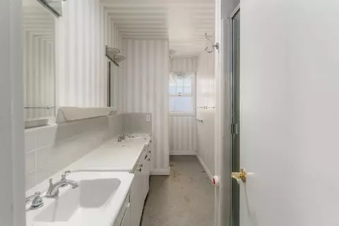 Bath - 6530 Manana Pl, La Jolla, CA 92037 photo 3 of 3