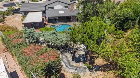 View/Area - 667 Crescent Ln, Vista, CA 92084 photo 5 of 6