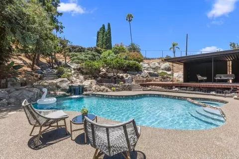 Exterior - 667 Crescent Ln, Vista, CA 92084 photo 6 of 12