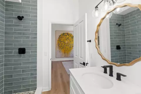 Bath - 4305 Manchester Ave, Encinitas, CA 92024 photo 2 of 10