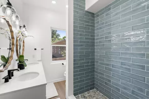 Bath - 4305 Manchester Ave, Encinitas, CA 92024 photo 3 of 10