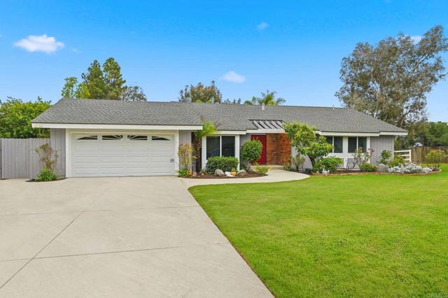 745 Black Hawk Cir, Vista, CA 92081
