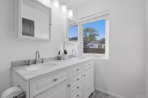 Bath - 7212 Colony Rd, La Mesa, CA 91942 photo 2 of 3